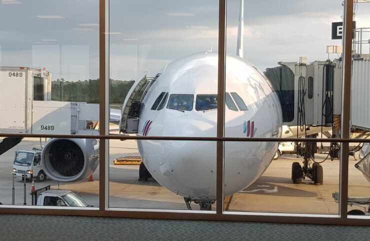 Flughafen Fort Myers. Ein A330 von Eurowings Discover aus Frankfurt hat angedockt.